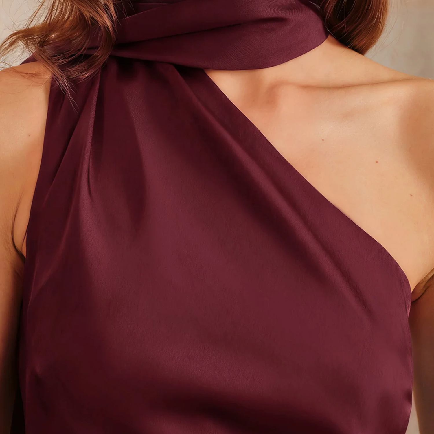 Weinrotes One‑Shoulder‑Midi‑Kleid mit Bindedetail und A‑Linien‑Schnitt