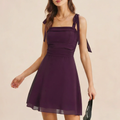 Lila Chiffon‑Slip‑Minikleid mit quadratischem Ausschnitt und gebundenen Trägern
