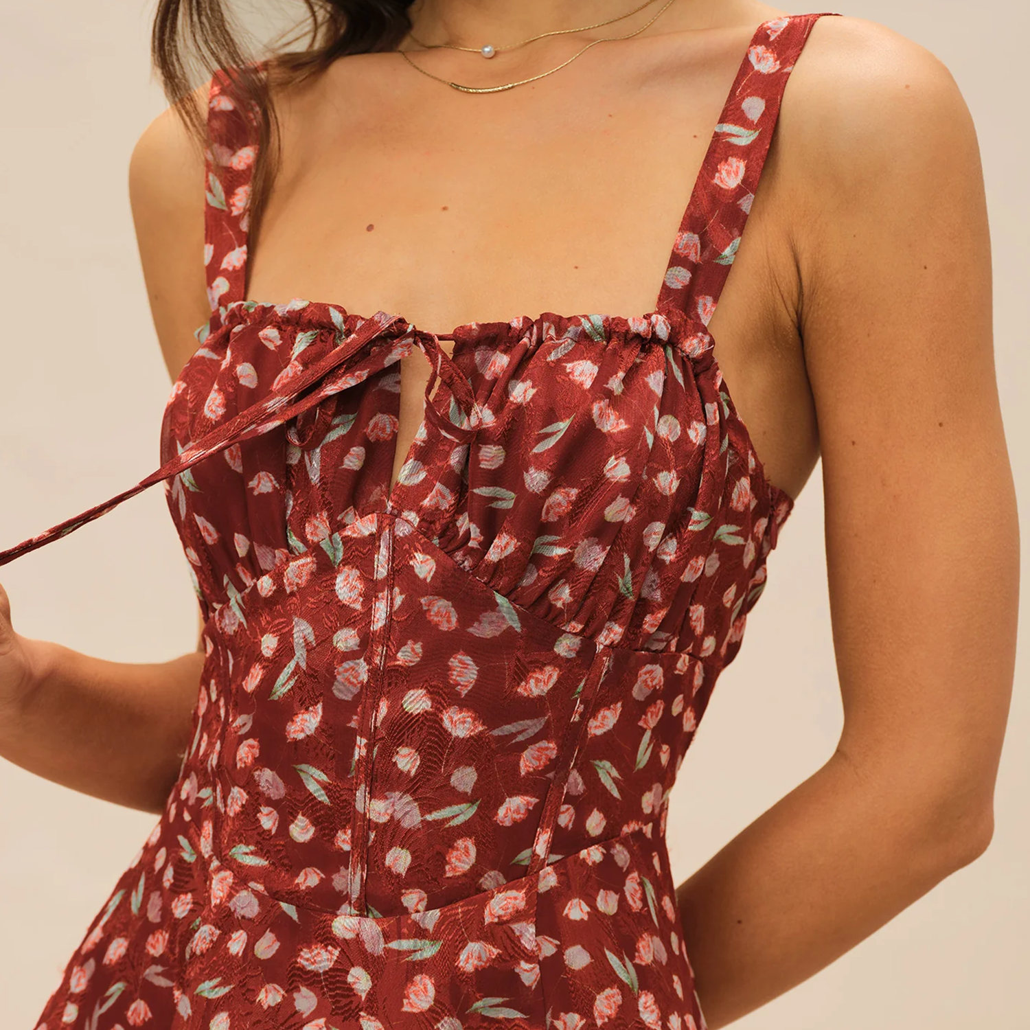 Weinrotes florales Slip‑Midi‑Kleid mit Trägern und A‑Linien‑Schnitt