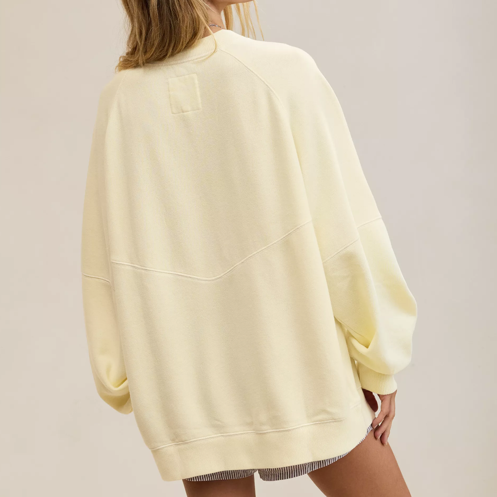 Locker geschnittenes Rundhals‑Fleece‑Sweatshirt mit modernen Designdetails