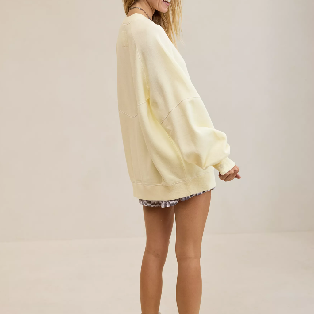 Locker geschnittenes Rundhals‑Fleece‑Sweatshirt mit modernen Designdetails